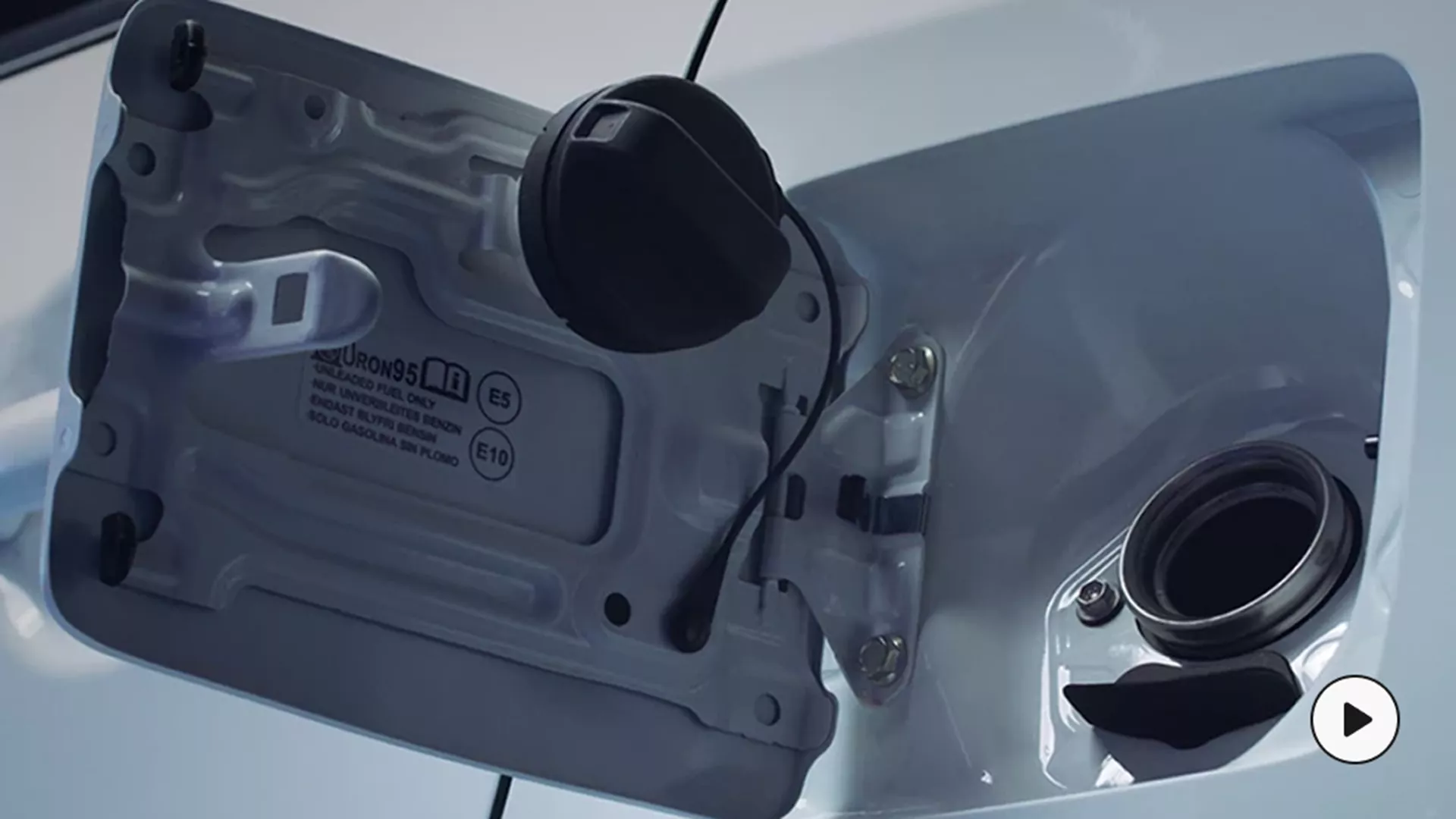 Suzuki opening the fuel cap