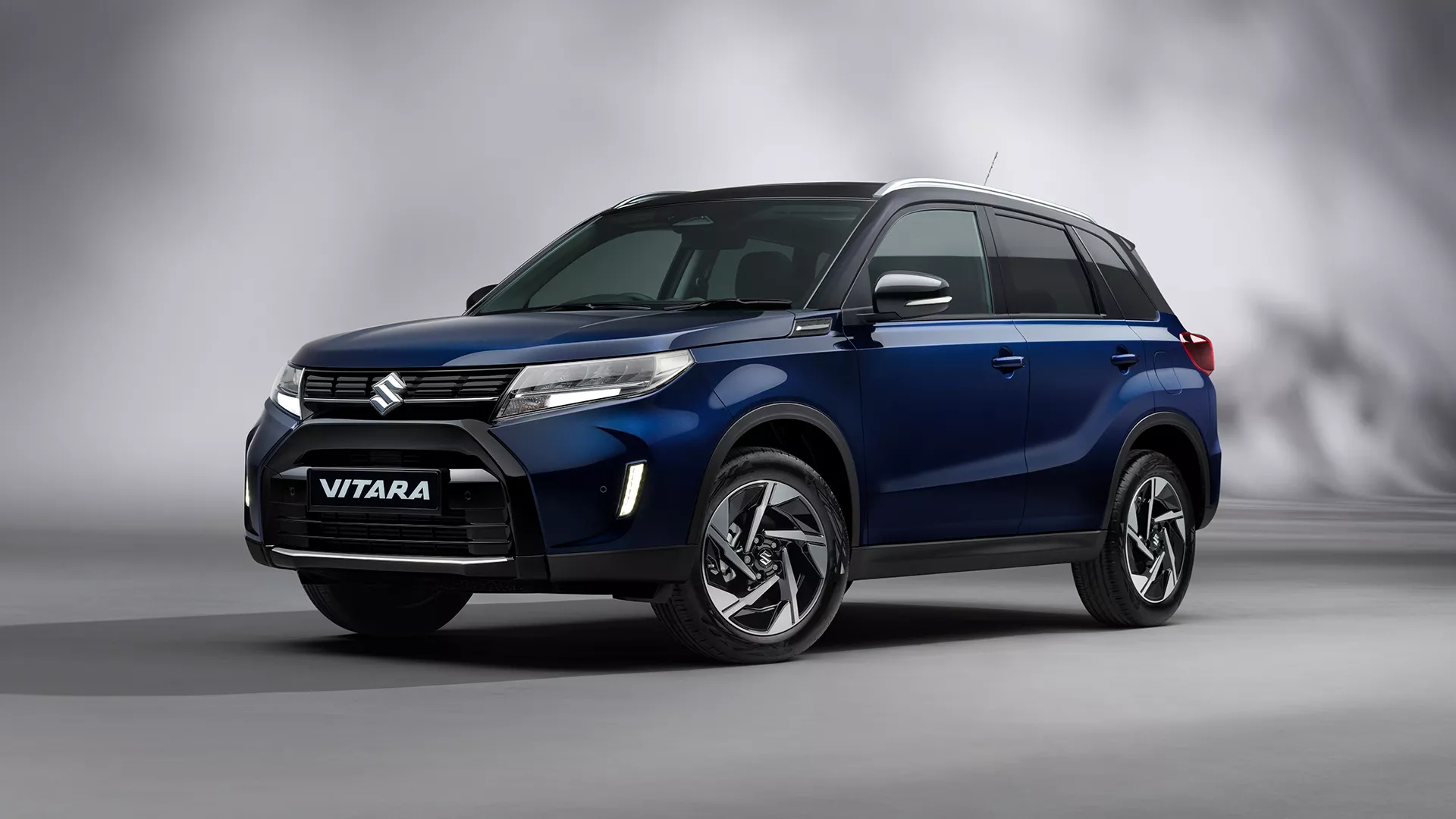 Suzuki Vitara roof, highlighting the black roof finish, roof rails and antenna detail.