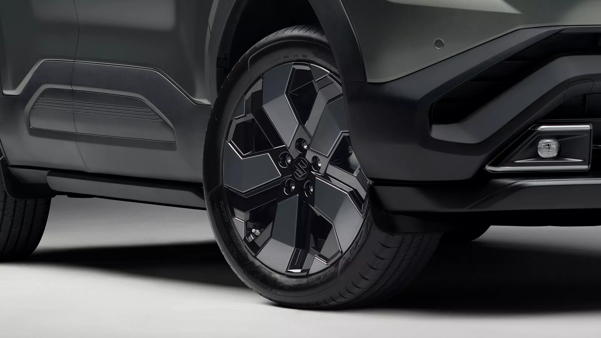 Close-up of Suzuki e Vitara’s distinctive black alloy wheels, highlighting the bold geometric design and premium finish.