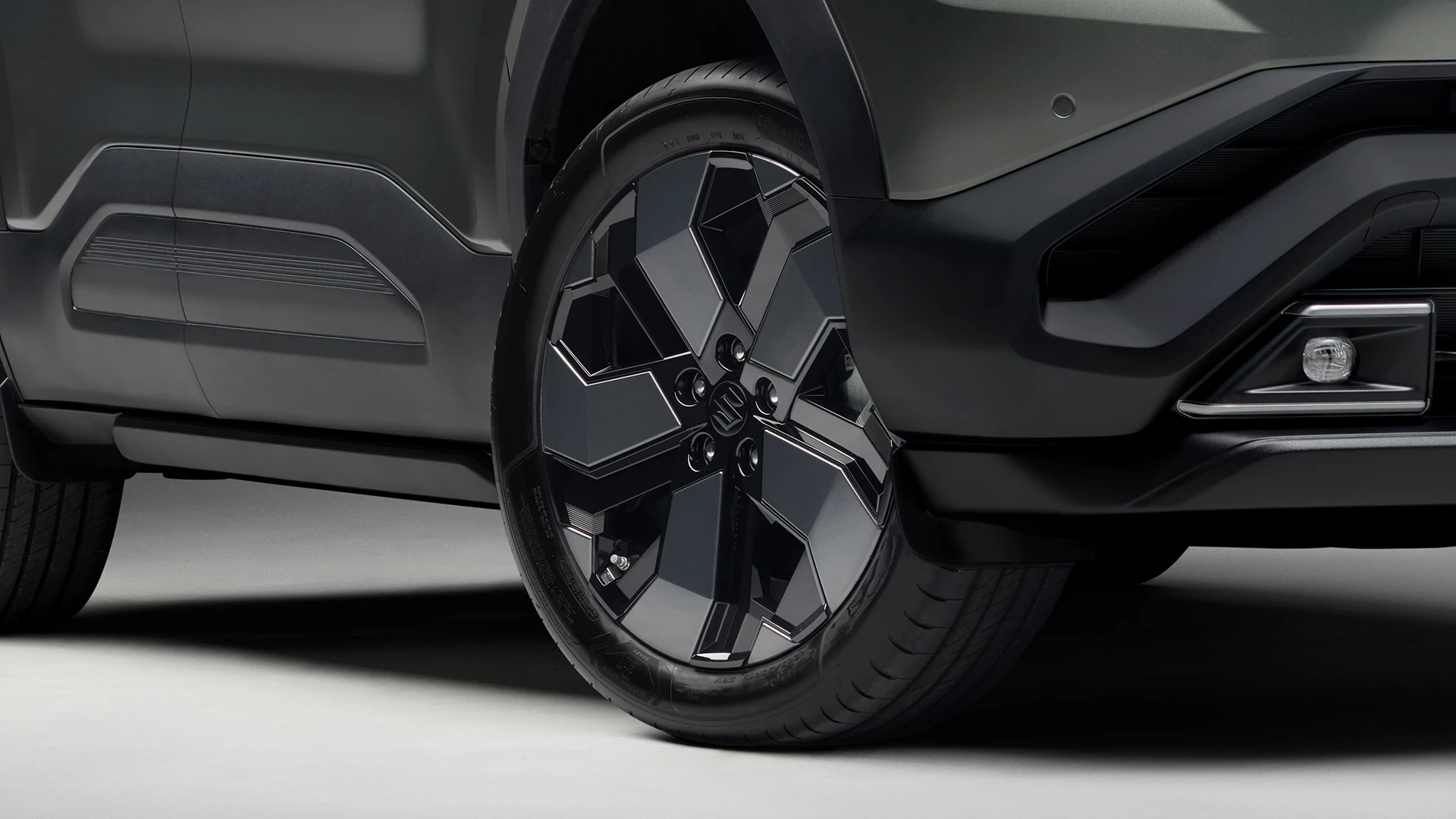 Close-up of Suzuki e Vitara’s distinctive black alloy wheels, highlighting the bold geometric design and premium finish.