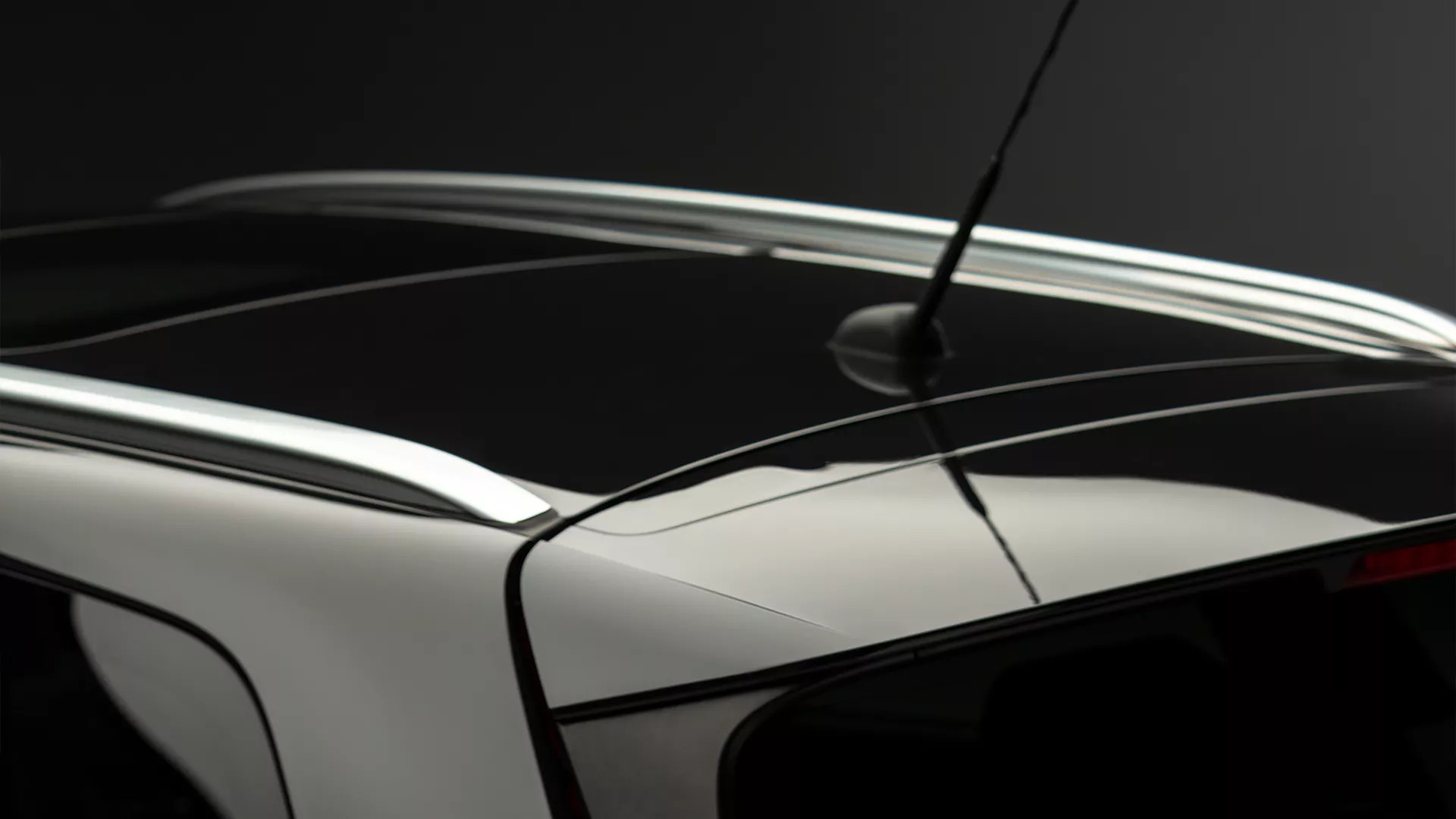 Close-up view of the Suzuki Vitara roof, highlighting the black roof finish, roof rails and antenna detail.