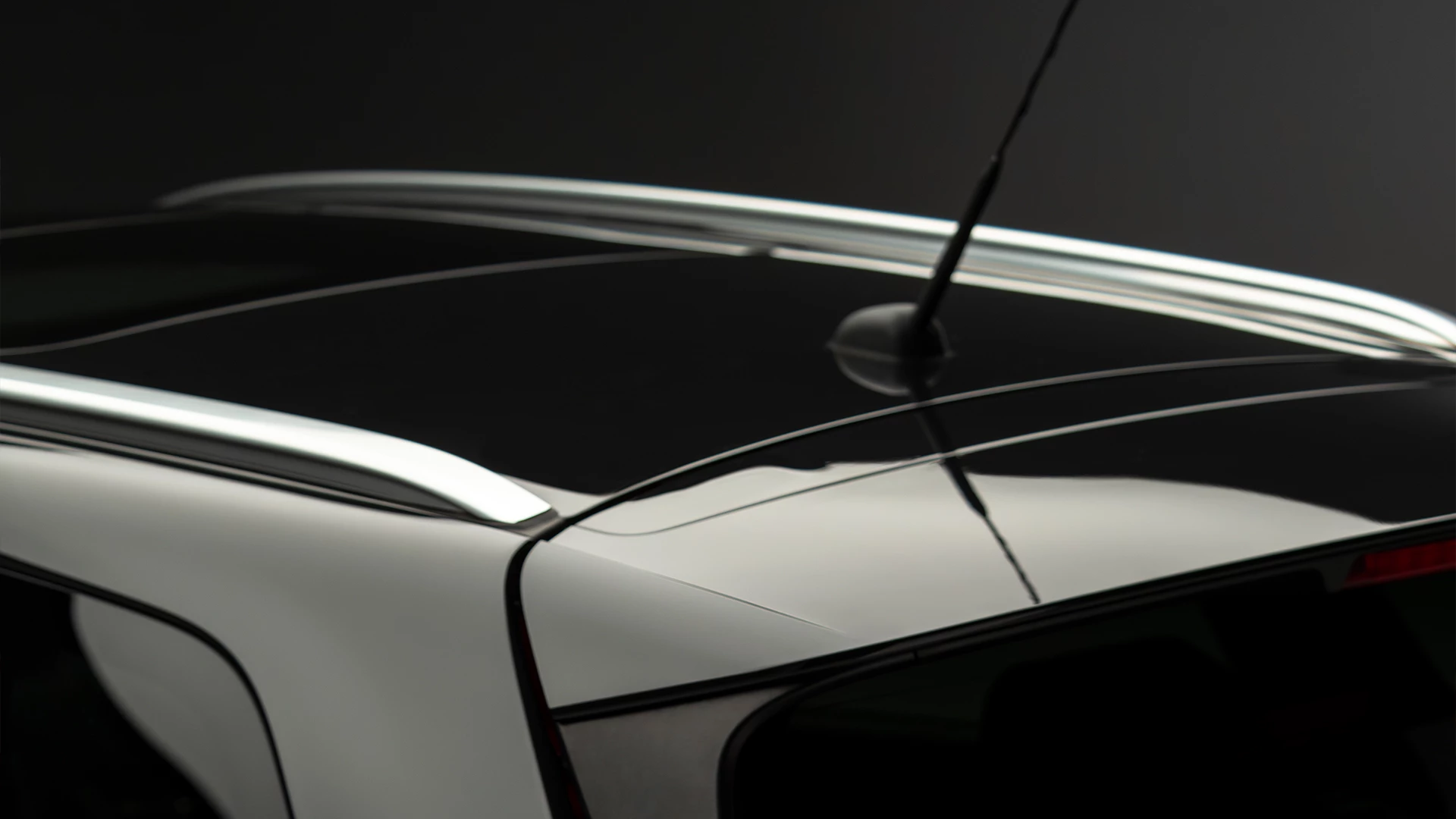 Close-up view of the Suzuki Vitara roof, highlighting the black roof finish, roof rails and antenna detail.