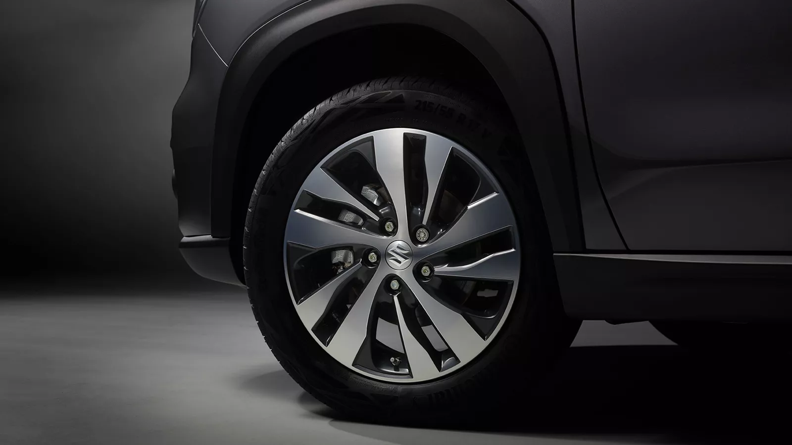 Close-up of the Suzuki S-Cross front wheel and alloy design, highlighting the sculpted wheel arch and premium finish.