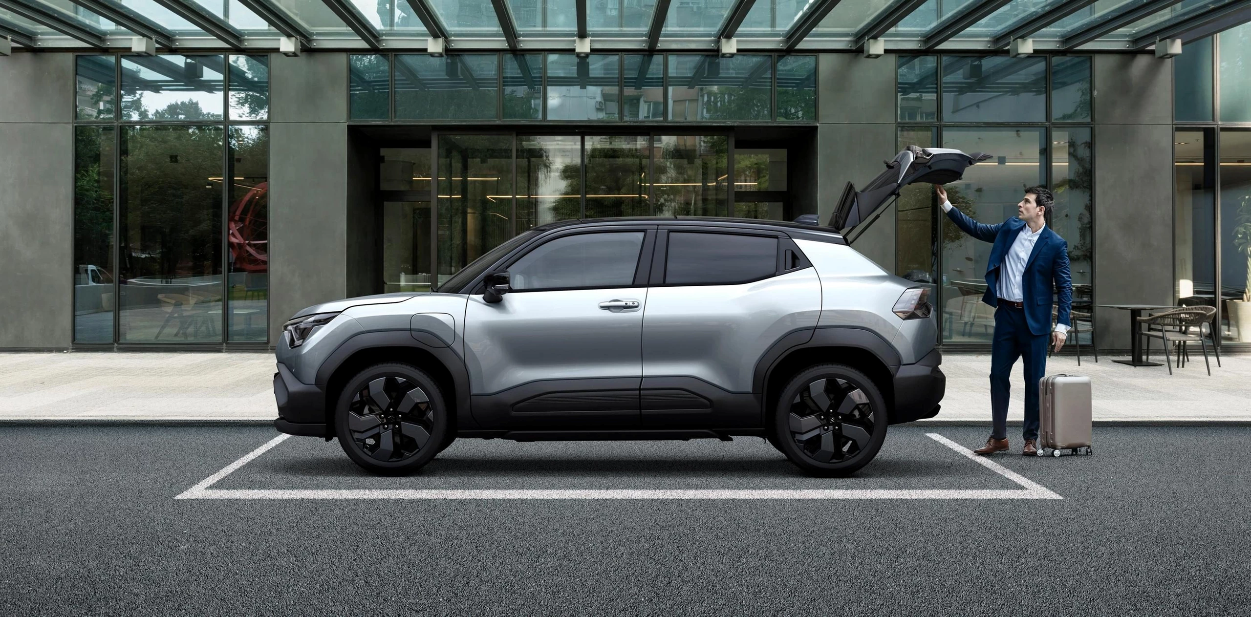 Suzuki e Vitara Luggage Loading in front of hotel