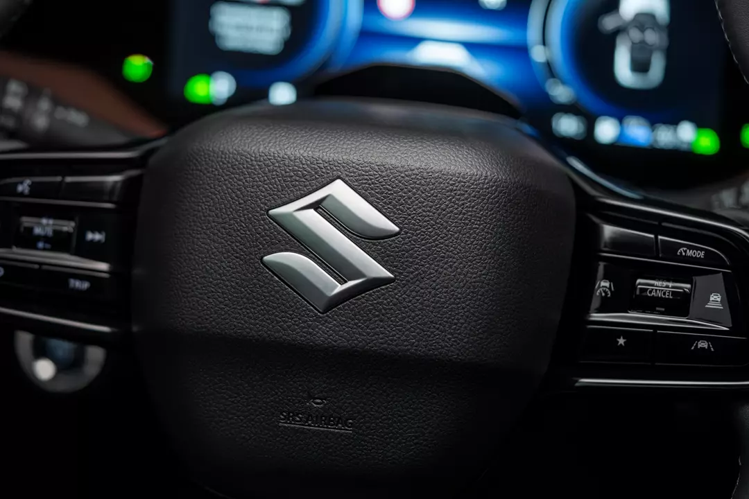 Suzuki e Vitara Motion Detail Steering wheel 