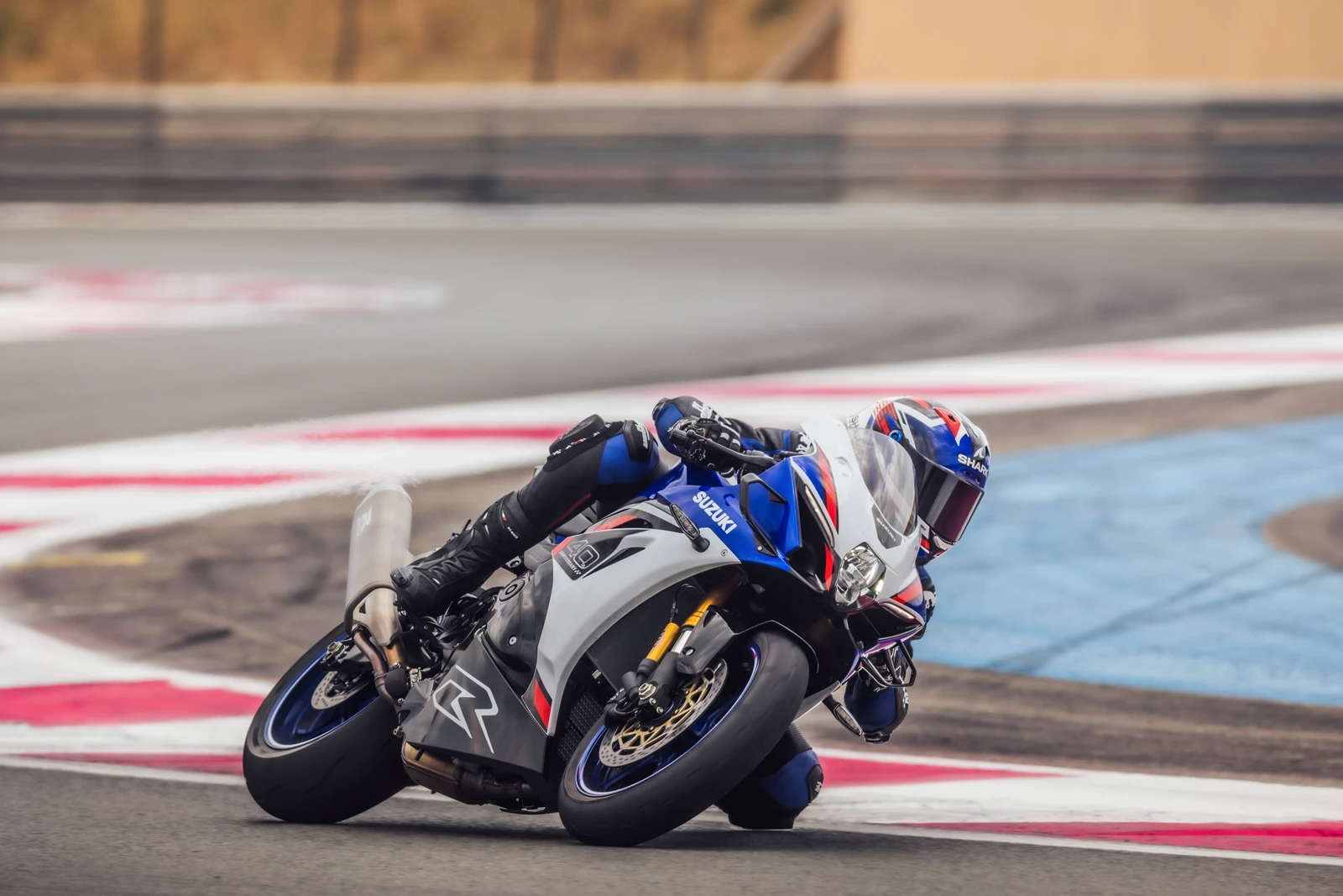 Suzuki sportbike with knee nearly touching the asphalt