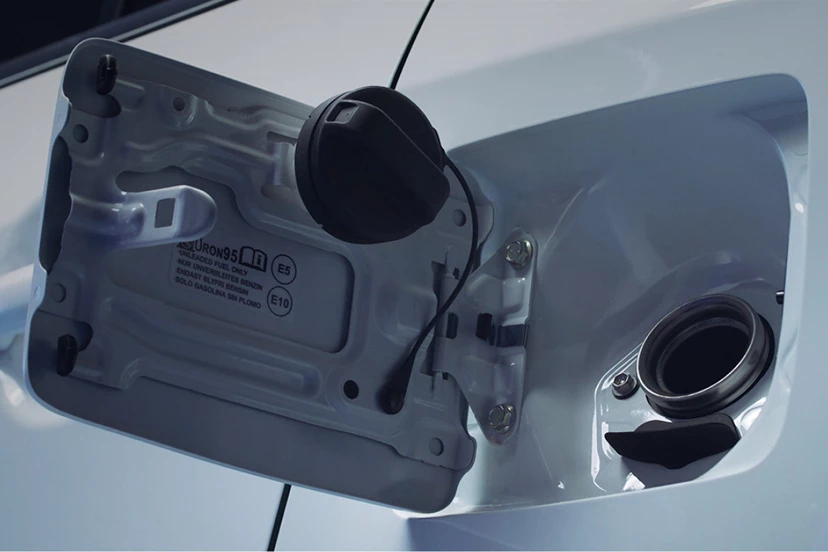 Instructions for opening the fuel cap of a Suzuki vehicle.