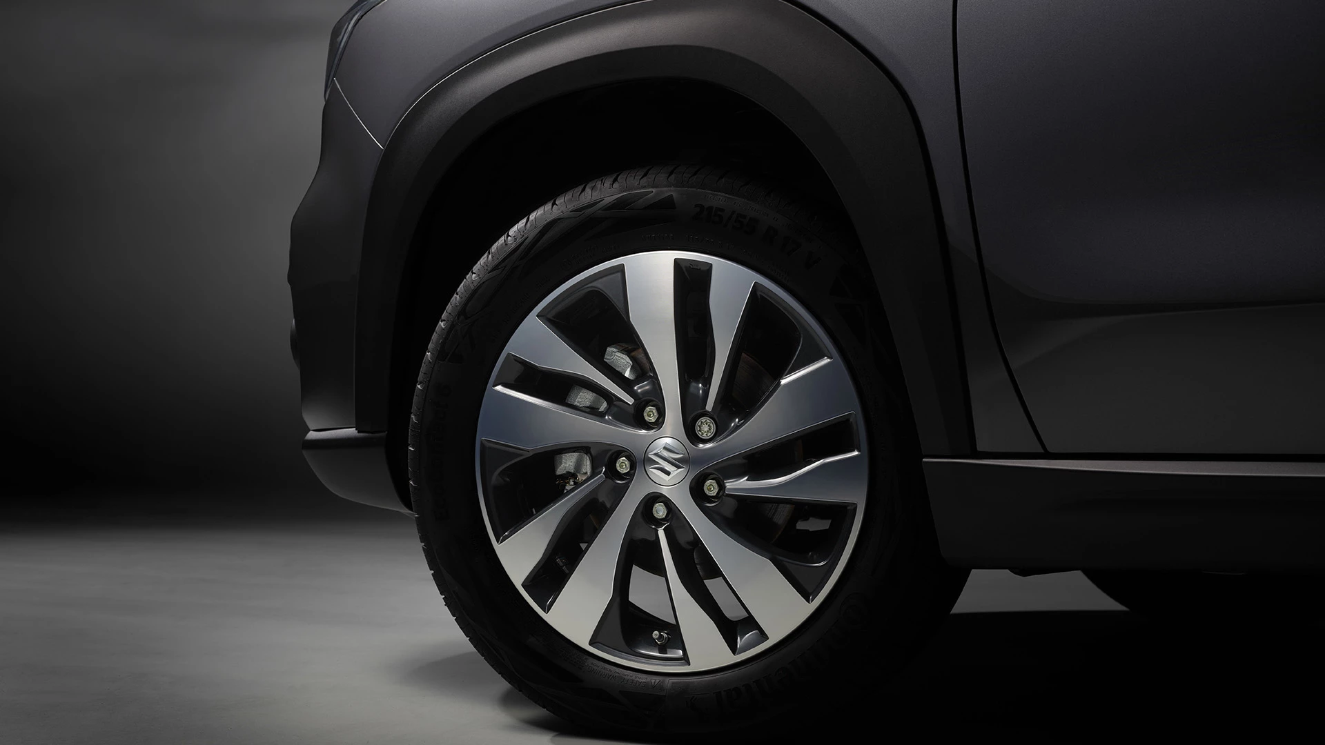 Close-up of Suzuki S-Cross alloy wheel and front wheel arch with two-tone finish.