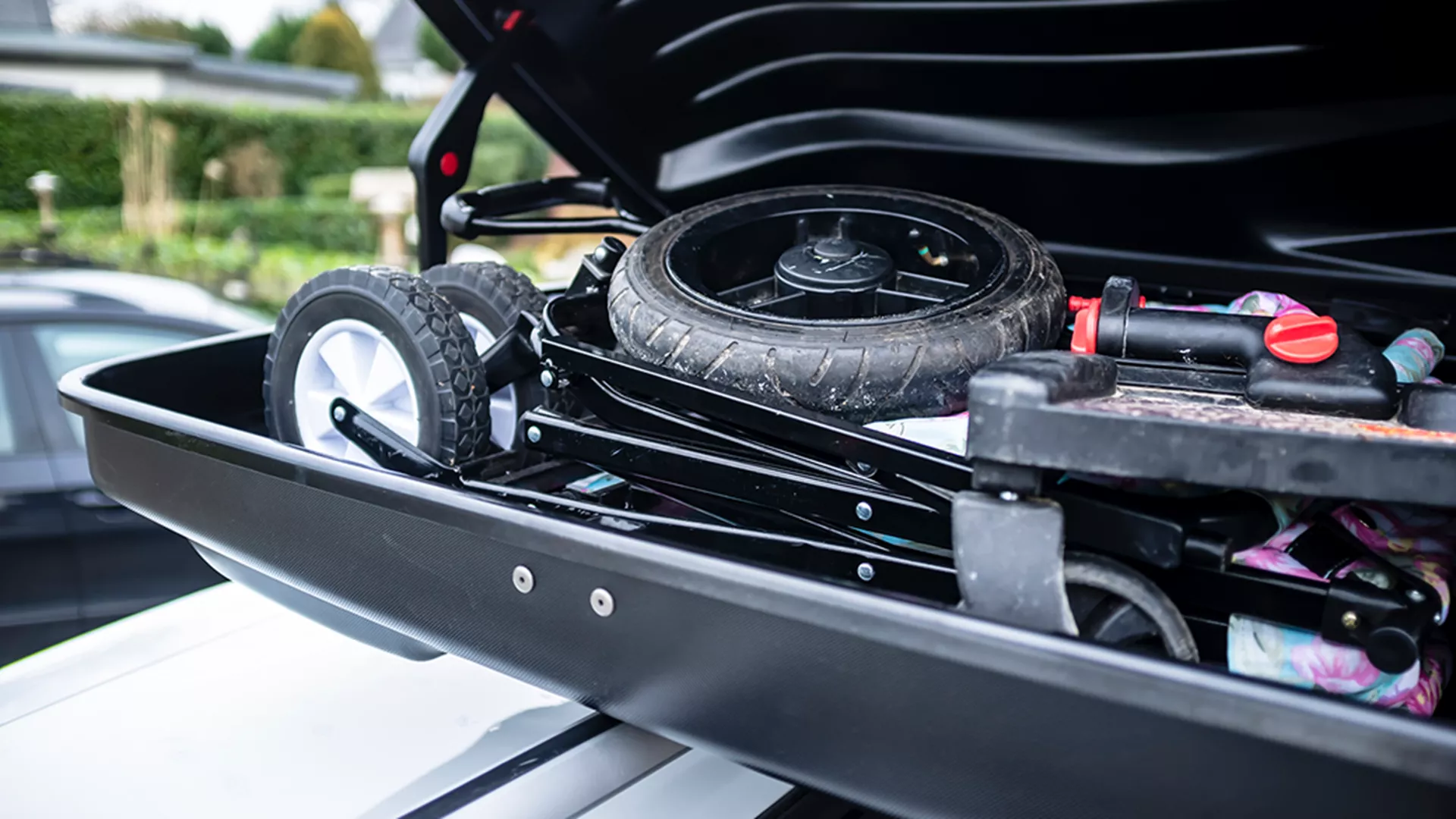 Suzuki Boot hoists and rooftop stowage